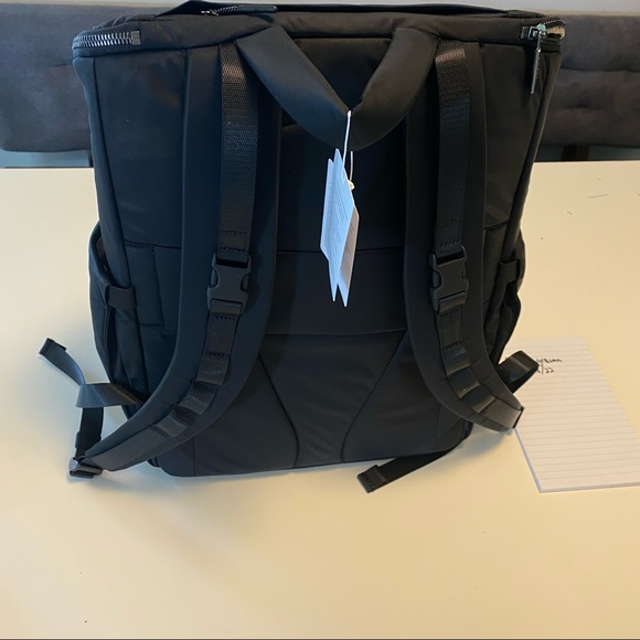 Lululemon New Parent Backpack 17L - Picture 6 of 9